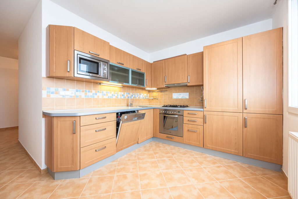 Pronájem část. zařízeného bytu 3+1/L, ul. Dobevská