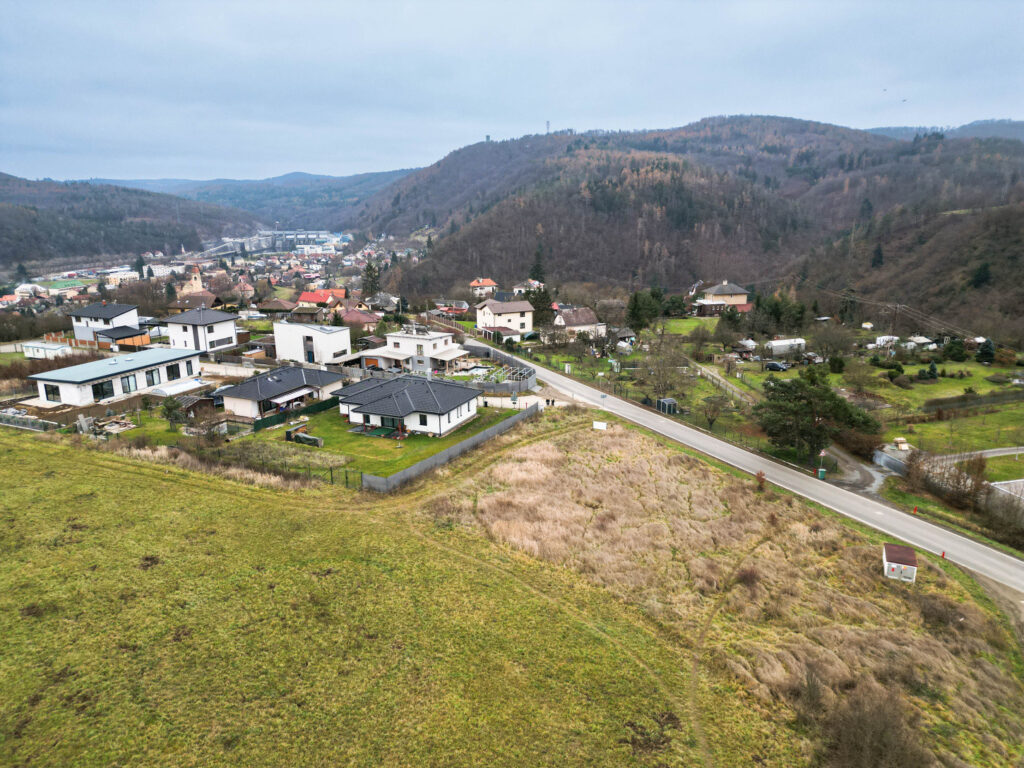 Stavební pozemek, jižně orientovaný, s přípojkami