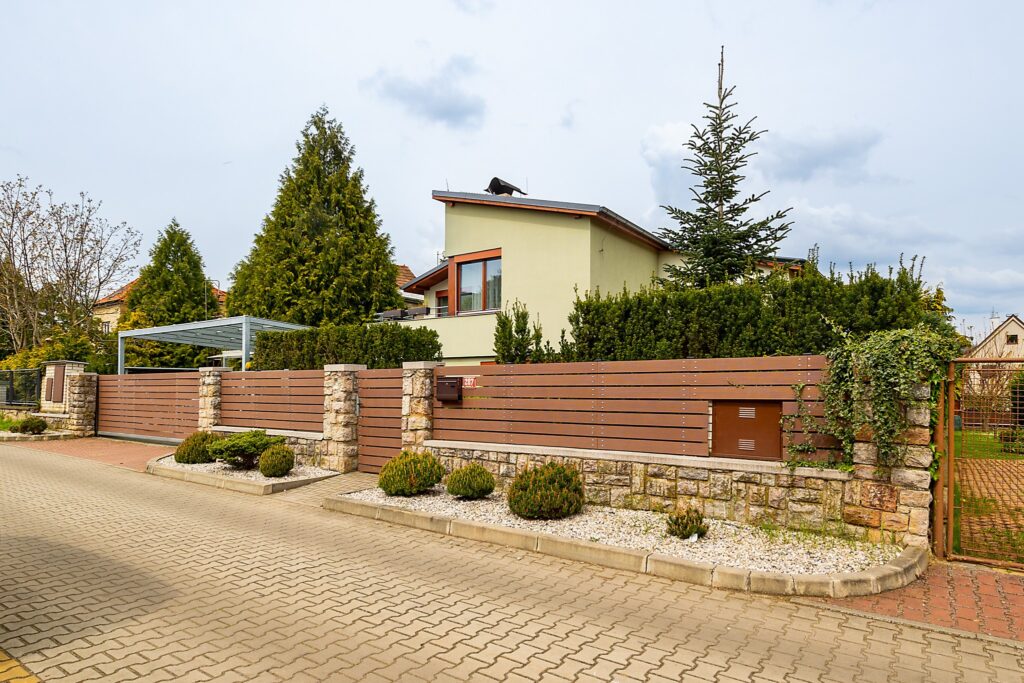 Moderní nízkoenergetický dům 7+kk, s krásným pozemkem