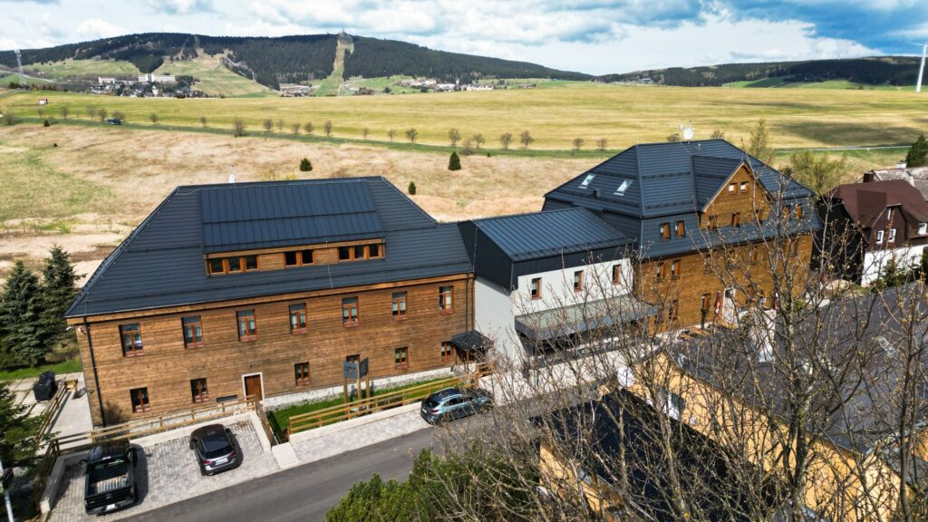 Hotelový komplex s pozemky a chalupou