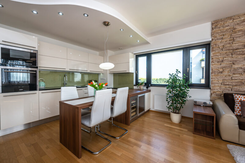 Kompletně zařízený byt 3+kk s terasou, v Malešicích