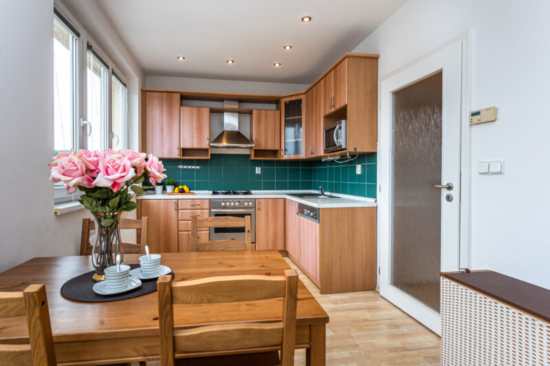 Kompletně zařízený byt 2+kk s balkonem a galerií