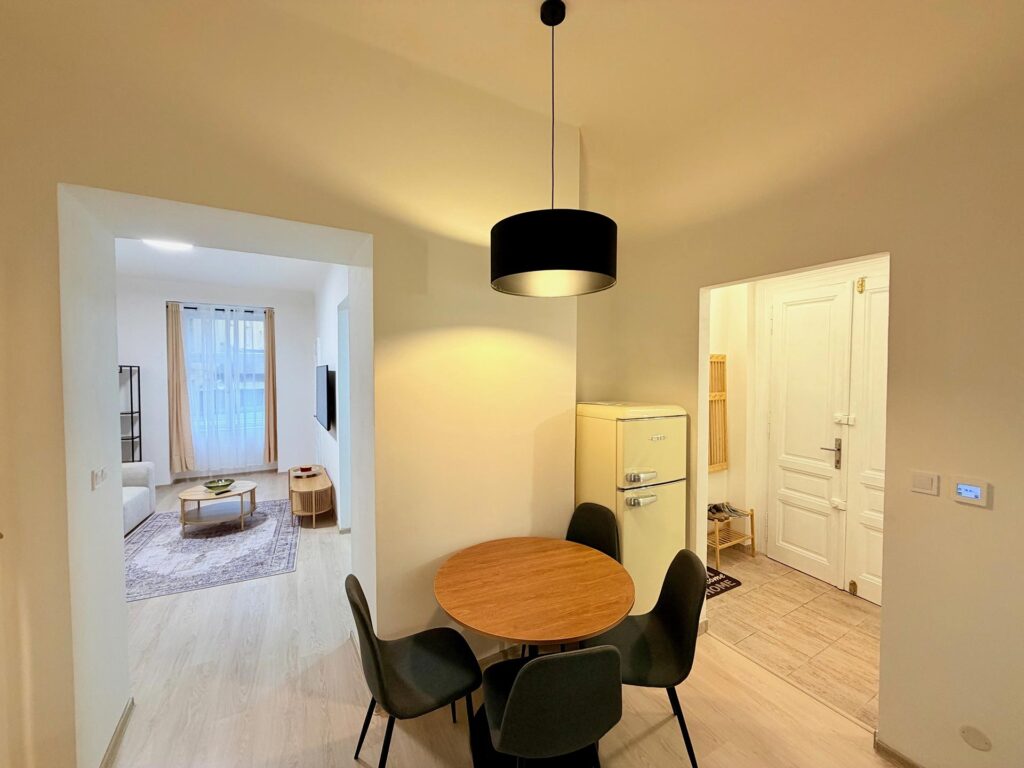 Pronájem kompletně zařízeného bytu, kousek od Náplavky