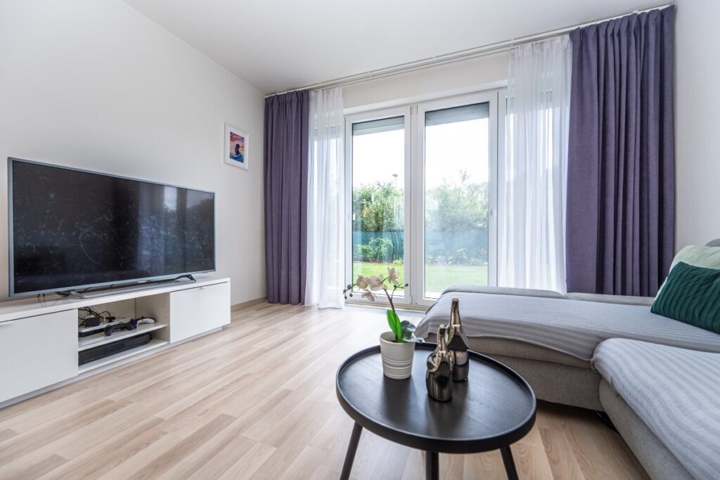 Byt 3+kk, 79 m2 s nádhernou zahradou 140 m2, gar. stání