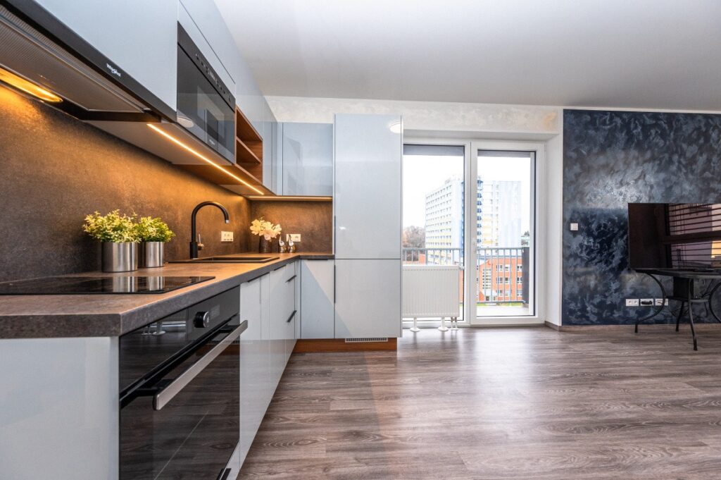 Zařízený byt 1+kk/balkon, garážové stání