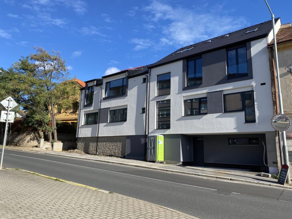 Byt 2+kk s prostorným balkonem, v blízkosti Hamerského rybníka